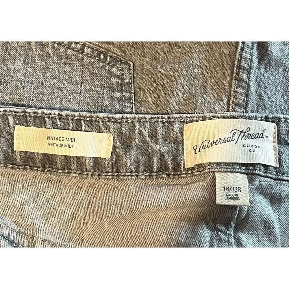 Universal Thread Button Fly Jean Shorts - Picture 3 of 4